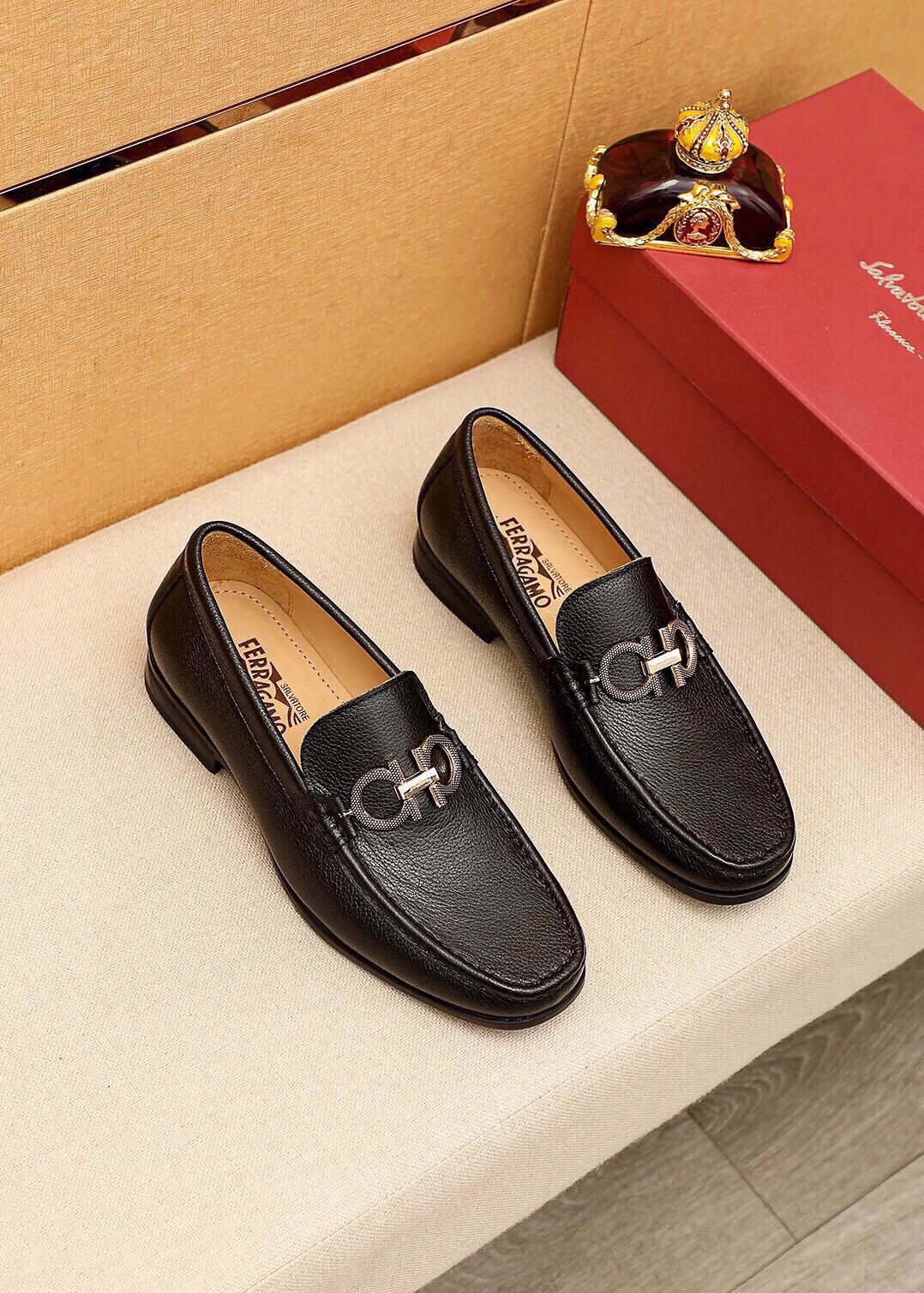 Men's shoes 💰480 💐 Product trademark: Ferragamo "Ferragamo" casual leather shoes Regular size: 38-44 (45🉑️customized) Product materials: Selected imported first-layer pebbled cowhide leather upper + luxury hardware buckle, imported water-dyed cowhide leather lining. Strong three-dimensional visual effect, original outsole color: 3⃣️seed leather materials available